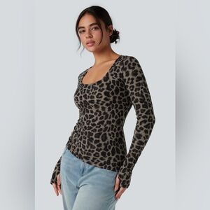 HALARA Scoop Neck Long Sleeve Thumb Hole Asymmetrical Hem Leopard Print Tee